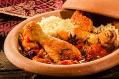 Традиционное блюдо Tajine с цыпленком и кускус стоковая фотография Традиционное блюдо Tajine с цыпленком и кускус стоковая фотография