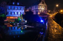 Традиционные французские дома Кольмара на времени рождества стоковые фотографии rf Традиционные французские дома Кольмара на времени рождества стоковые фотографии rf