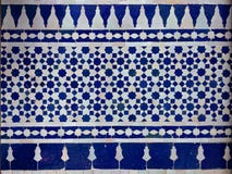 Традиционная богато украшенная картина плитки Zellige марокканца в riad стоковые изображения rf Традиционная богато украшенная картина плитки Zellige марокканца в riad стоковые изображения rf