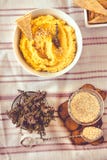 Традиционная закуска Hummus Ближнего Востока служила с травами, приправленными с в винтажной керамической плитой Взгляд сверху то стоковое изображение Традиционная закуска Hummus Ближнего Востока служила с травами, приправленными с в винтажной керамической плитой Взгляд сверху то стоковое изображение
