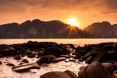 Традиционная тайская длинная шлюпка перед Phi Leh Phi на заходе солнца, Phi Phi Koh острова Phi Phi, Таиланде стоковая фотография Традиционная тайская длинная шлюпка перед Phi Leh Phi на заходе солнца, Phi Phi Koh острова Phi Phi, Таиланде стоковая фотография