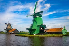 Традиционные голландские ветрянки и коттеджи в Zaanse Schans, Netherland стоковая фотография Традиционные голландские ветрянки и коттеджи в Zaanse Schans, Netherland стоковая фотография