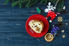 Традиционный fruitcake для рождества украшенный с напудренным сахаром и гайками, изюминками Delicioius домодельным стоковое фото Традиционный fruitcake для рождества украшенный с напудренным сахаром и гайками, изюминками Delicioius домодельным стоковое фото