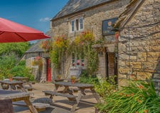 Традиционный великобританский паб страны на Frampton Mansell в Cotswolds стоковое изображение rf Традиционный великобританский паб страны на Frampton Mansell в Cotswolds стоковое изображение rf
