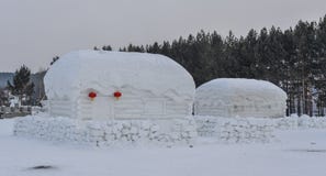 Традиционный дом снега на горном селе стоковая фотография Традиционный дом снега на горном селе стоковая фотография
