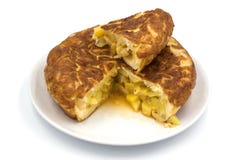 Традиционный испанский tortilla изолированный на белой предпосылке стоковые изображения rf Традиционный испанский tortilla изолированный на белой предпосылке стоковые изображения rf