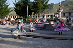 Традиционный танец молодых перуанских девушек в Yanque, Arequia, Перу на двадцать первом из марта 2019 стоковая фотография Традиционный танец молодых перуанских девушек в Yanque, Arequia, Перу на двадцать первом из марта 2019 стоковая фотография