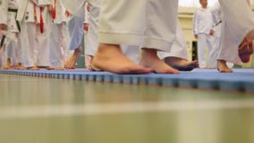 Тренировка карате - группа в составе подростки karateka в кимоно акции видеоматериалы Тренировка карате - группа в составе подростки karateka в кимоно акции видеоматериалы