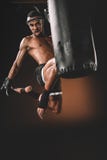 Тренировка с грушей, концепция бойца Muay тайская спорта действия стоковое изображение rf Тренировка с грушей, концепция бойца Muay тайская спорта действия стоковое изображение rf