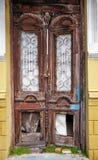 Треснутая красная и голубая краска на винтажной деревянной двери стоковые фотографии rf Треснутая красная и голубая краска на винтажной деревянной двери стоковые фотографии rf