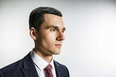 Трехчетвертной портрет бизнесмена с очень серьезной стороной Уверенно профессионал с взглядом прошивкой в стоковое фото Трехчетвертной портрет бизнесмена с очень серьезной стороной Уверенно профессионал с взглядом прошивкой в стоковое фото