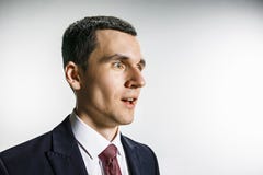 Трехчетвертной портрет бизнесмена с удивленной и усмехнутой стороной Уверенно профессионал с взглядом прошивкой внутри стоковые изображения Трехчетвертной портрет бизнесмена с удивленной и усмехнутой стороной Уверенно профессионал с взглядом прошивкой внутри стоковые изображения