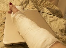 Трещиноватость запястья, полные остатки и отсутствие развлечения на ноутбуке стоковые фото Трещиноватость запястья, полные остатки и отсутствие развлечения на ноутбуке стоковые фото