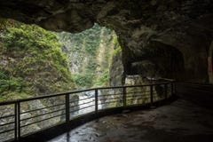 Тропа и дорога выкопали в утес на национальном парке Taroko в Тайване Стоковая Фотография RF Тропа и дорога выкопали в утес на национальном парке Taroko в Тайване Стоковая Фотография RF
