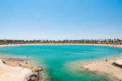 Тропическая лагуна в Египте с водой бирюзы и голубым небом стоковые фото Тропическая лагуна в Египте с водой бирюзы и голубым небом стоковые фото