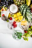 Тропическое мороженое с семенами chia стоковая фотография Тропическое мороженое с семенами chia стоковая фотография