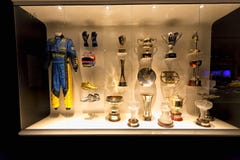 Трофеи выиграли Фернандо Алонсо в 2005, вместе с equipmen стоковое изображение rf Трофеи выиграли Фернандо Алонсо в 2005, вместе с equipmen стоковое изображение rf