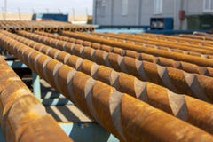 Труба и буровые наконечники используемые в нефтедобывающей промышленности стоковое изображение Труба и буровые наконечники используемые в нефтедобывающей промышленности стоковое изображение