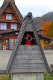 Труба пожарного гидранта с верхней частью foof gassho-стиля в деревне Shirakawago стоковое изображение Труба пожарного гидранта с верхней частью foof gassho-стиля в деревне Shirakawago стоковое изображение