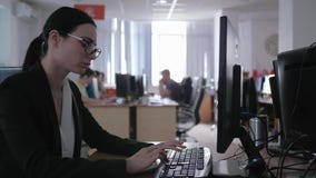 Трудная конторская работа, разочарованная девушка дела с стеклами использует компьютер и делает примечания акции видеоматериалы Трудная конторская работа, разочарованная девушка дела с стеклами использует компьютер и делает примечания акции видеоматериалы