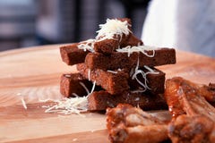 Трудные цыплята хлеба очень вкусные шутихи взбрызнутые с сыром стоковые фото Трудные цыплята хлеба очень вкусные шутихи взбрызнутые с сыром стоковые фото