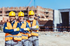 3 трудовых работника представляя с оружиями пересекли на стоковые фото 3 трудовых работника представляя с оружиями пересекли на стоковые фото