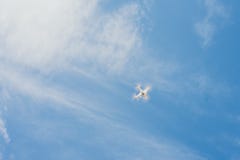 Трутень против голубого неба quadcopter снимает график сверху стоковые фотографии rf Трутень против голубого неба quadcopter снимает график сверху стоковые фотографии rf