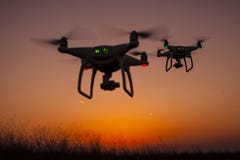 2 трутня в небе стоковая фотография rf 2 трутня в небе стоковая фотография rf