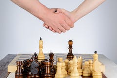 Трясти руки после игры в шахматы стоковые фото Трясти руки после игры в шахматы стоковые фото