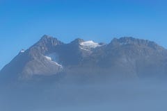 Туманный затемненный взгляд горы покрытой снегом стоковые фото Туманный затемненный взгляд горы покрытой снегом стоковые фото