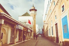 ТУНИС, ТУНИС - 10-ОЕ ДЕКАБРЯ 2018: Старая узкая улочка Туниса medina, Туниса стоковые фотографии rf ТУНИС, ТУНИС - 10-ОЕ ДЕКАБРЯ 2018: Старая узкая улочка Туниса medina, Туниса стоковые фотографии rf