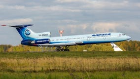 Туполев Tu-154 пассажирского самолета двигателя Совета приземляется на авиапорт Domodedovo, Москву, Россию стоковое фото rf Туполев Tu-154 пассажирского самолета двигателя Совета приземляется на авиапорт Domodedovo, Москву, Россию стоковое фото rf
