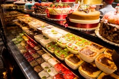 Турецкий магазин печенья с тортами и заварными кремами Стоковая Фотография Турецкий магазин печенья с тортами и заварными кремами Стоковая Фотография