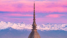 Турин Турин, Италия: городской пейзаж на восходе солнца с деталями моли Antonelliana возвышаясь над городом Сценарный красочный с стоковые изображения rf Турин Турин, Италия: городской пейзаж на восходе солнца с деталями моли Antonelliana возвышаясь над городом Сценарный красочный с стоковые изображения rf