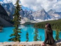 Турист на озере морен в национальном парке Banff, Альберте, Канаде стоковые изображения Турист на озере морен в национальном парке Banff, Альберте, Канаде стоковые изображения