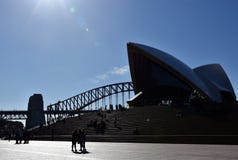 Турист, посетители, Sydneysiders тратит воскресенье на оперном театре Сиднея стоковые изображения rf Турист, посетители, Sydneysiders тратит воскресенье на оперном театре Сиднея стоковые изображения rf