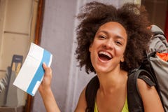 Турист счастливого и эйфоричного backpacker женский показывает билет для его стоковые фото Турист счастливого и эйфоричного backpacker женский показывает билет для его стоковые фото