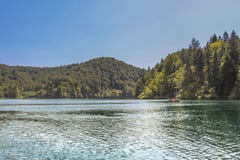 Туристский принимающ езду шлюпки на озерах в национальном парке озер Plitvice стоковое фото Туристский принимающ езду шлюпки на озерах в национальном парке озер Plitvice стоковое фото