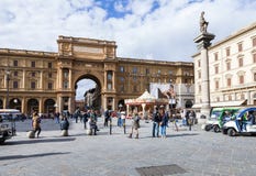 Туристы на della Repubblica аркады в Флоренсе стоковое изображение rf Туристы на della Repubblica аркады в Флоренсе стоковое изображение rf