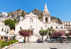 Туристы на квадратной аркаде IX Aprile в Taormina стоковая фотография Туристы на квадратной аркаде IX Aprile в Taormina стоковая фотография