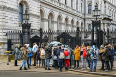 Туристы перед отстробированным входом до 10 Даунинг-стрит от Уайтхолла в городе Вестминстера, Лондона Стоковое Фото Туристы перед отстробированным входом до 10 Даунинг-стрит от Уайтхолла в городе Вестминстера, Лондона Стоковое Фото