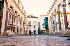 Туристы принимают путешествие остаток дворца римского императора Diocletian в разделении, Хорватии стоковое фото Туристы принимают путешествие остаток дворца римского императора Diocletian в разделении, Хорватии стоковое фото