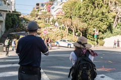 Туристы фотографируют на входе обматывая части улицы Lombardt в Сан-Франциско, Калифорния, США стоковое фото rf Туристы фотографируют на входе обматывая части улицы Lombardt в Сан-Франциско, Калифорния, США стоковое фото rf