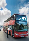 Туристы шины красного города двухэтажного автобуса sightseeing ждать на d стоковое изображение Туристы шины красного города двухэтажного автобуса sightseeing ждать на d стоковое изображение