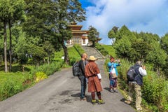 Тхимпху, Бутан - 10-ое сентября 2016: Туристы принимая фото около виска Druk Wangyal Lhakhang, пропуска Dochula, Бутана стоковые изображения rf Тхимпху, Бутан - 10-ое сентября 2016: Туристы принимая фото около виска Druk Wangyal Lhakhang, пропуска Dochula, Бутана стоковые изображения rf