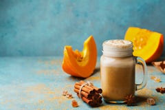 Тыква spiced latte или кофе в стекле на таблице года сбора винограда бирюзы Питье осени, падения или зимы горячее Уютные завтрак стоковое фото Тыква spiced latte или кофе в стекле на таблице года сбора винограда бирюзы Питье осени, падения или зимы горячее Уютные завтрак стоковое фото
