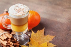 Тыква spiced latte или кофе в стекле на коричневой таблице Питье осени, падения или зимы горячее стоковые фото Тыква spiced latte или кофе в стекле на коричневой таблице Питье осени, падения или зимы горячее стоковые фото