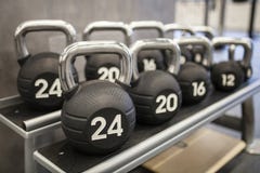 Тяжелые весы kettlebells в спортзале разминки стоковое изображение rf Тяжелые весы kettlebells в спортзале разминки стоковое изображение rf