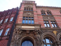 Тяжело украшенные классические здания в gdansk, кирпичах Польши красных, скульптурах и сводах стоковое фото rf Тяжело украшенные классические здания в gdansk, кирпичах Польши красных, скульптурах и сводах стоковое фото rf