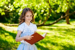 удерживание девушки книги немногая стоковая фотография rf удерживание девушки книги немногая стоковая фотография rf